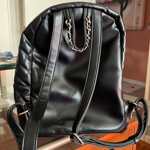 Guess back pack - Picture 2 of 2